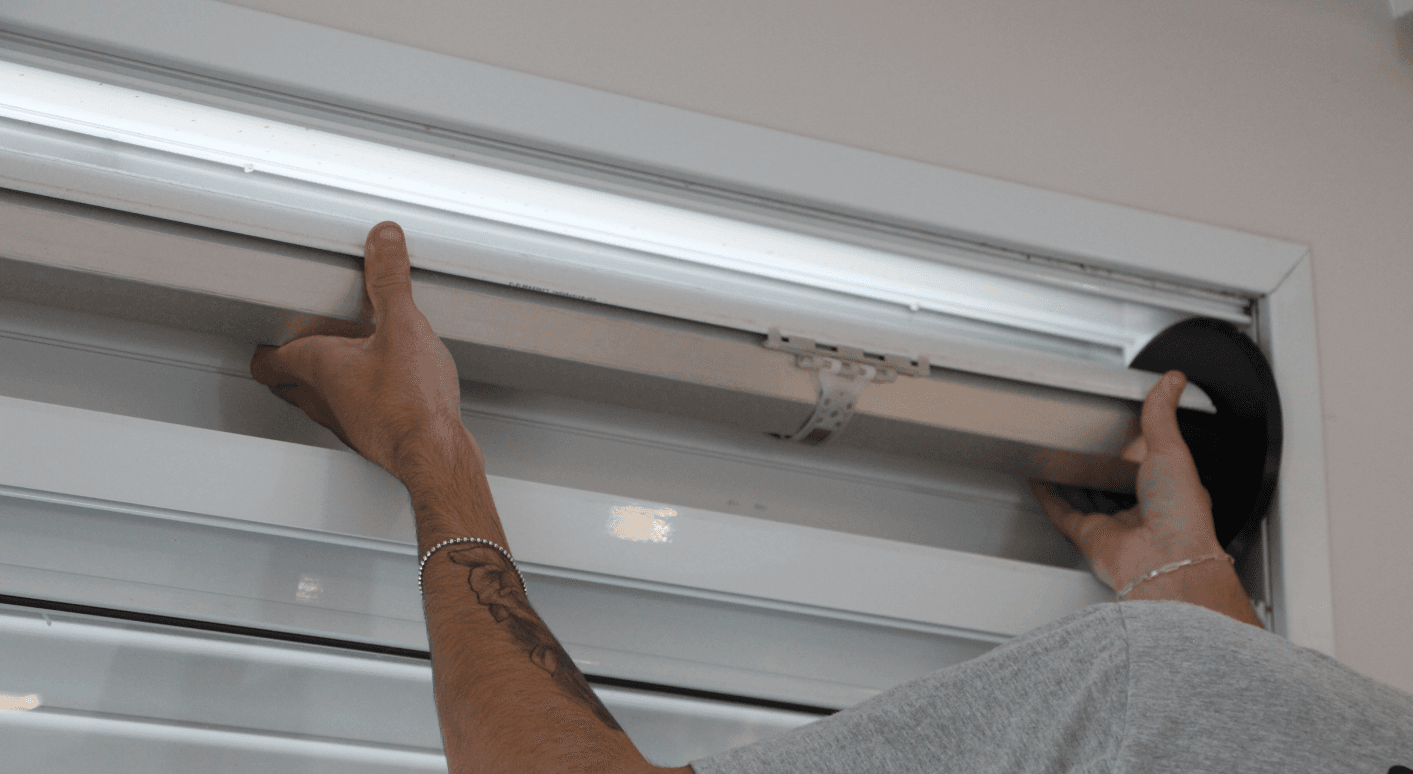 Imagem de um dos serviços ofertados pela empresa Vex Manutenção de Persianas Externas